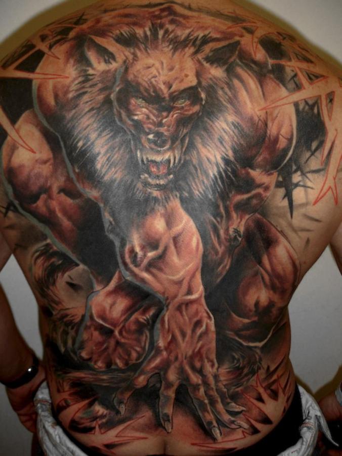 Photo d'un grand tatouage de loup garou dans le dos.