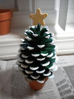 Crafter's Delights: Tutorial: Pine Cone Christmas Tree
