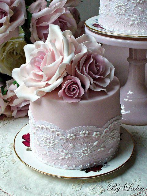Mini tarta en rosa pastel con detalle de encaje con flores y perlas