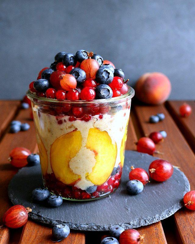 Simple oatmilk vanilla porridge with a hint of cinnamon, peach slices and looooooads of blueberries, red currants and gooseberries