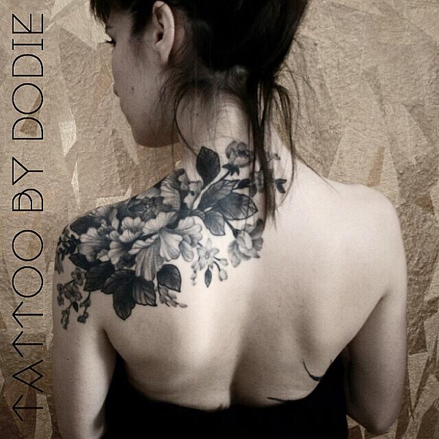 Flower shoulder tattoo by dodie