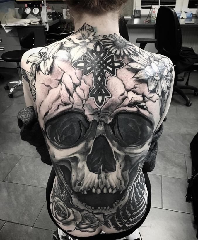 Full back skull by Benka Detango, Tattoo World, Göttingen Germany : r/ tattoos