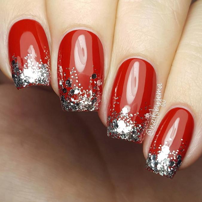Christmas is tomorrow and these glittery french tip nails are the perfect last minute Christmas nails