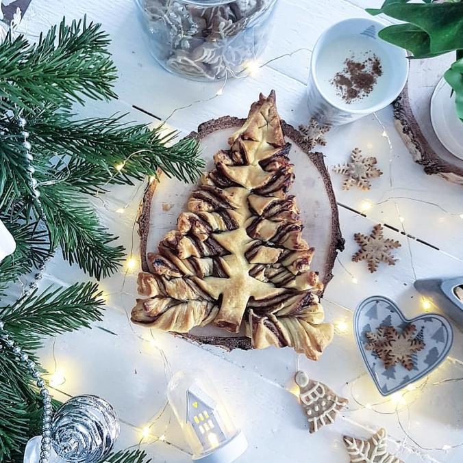 Christmas tree made of puff pastry and nutella