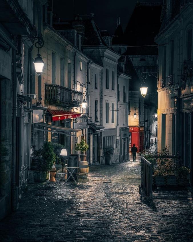 Michael Sidofsky on Instagram ：“Late nights in the narrow streets of Loches, France”