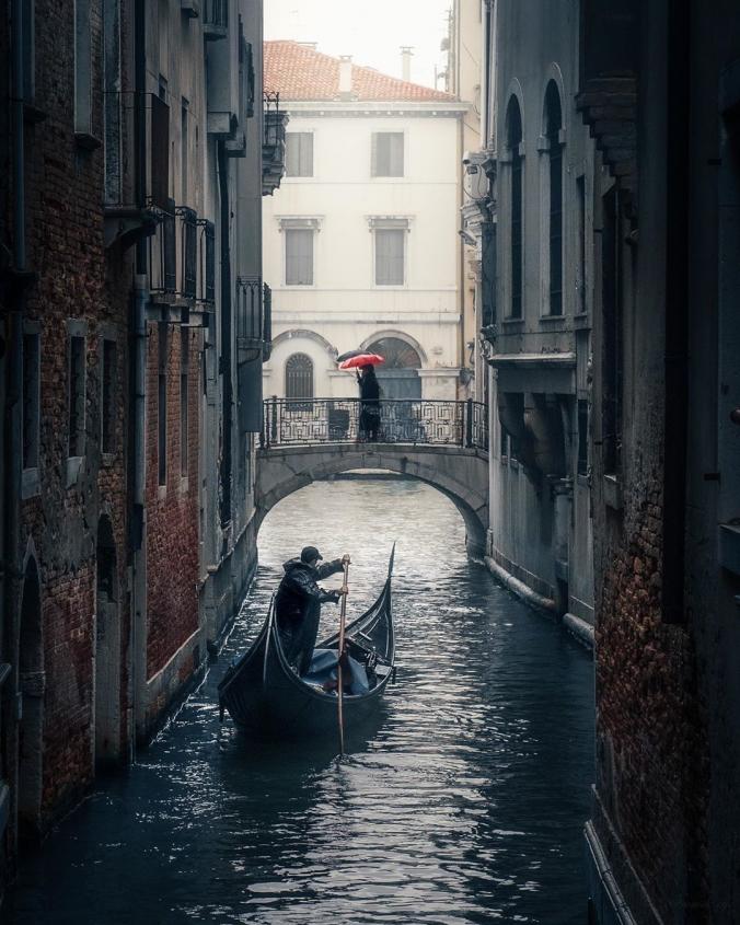 Michael Sidofsky on Instagram ：“A rainy day in the canals of Venice”