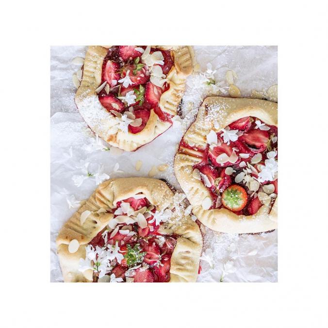 Syl Gervais - green lifestyle on Instagram：“Frühlings Galettes können sooo hüüübsch sein vor allem so voll gepackt mit Rhabarber, Erdbeeren, Hibiskus, Mandeln etc. Das ist ein Rezept…”