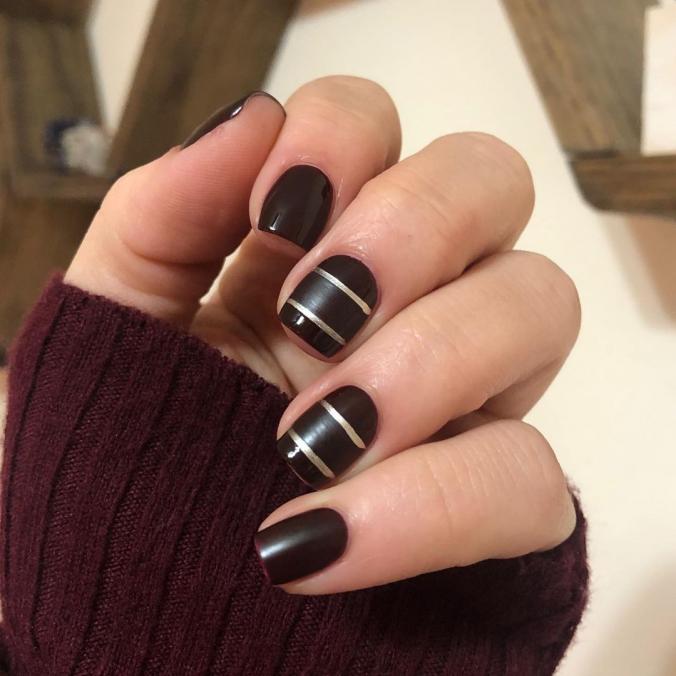 Gianna Campisi on Instagram ：“Fun with different finishes :) -Products used:Deep wine: “Good Knight” @essie Gold: “Good As Gold” @essie Glossy top coat:…”