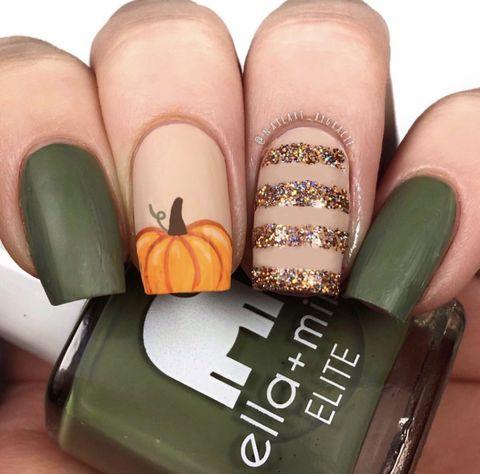 Double the accent nail, double the fun! The matte green base really lets the two middle nails stand out.