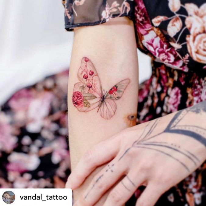 Tattooist_Silo on Instagram ：“보자마자 반해서 찜한 @vandal_tattoo 님의 꽃나비.늘 덕질하던 분께 받아서 영광입니다. 예쁘게 새겨주셔서 넘 감사드려요. 소중히 간직하겠습니다