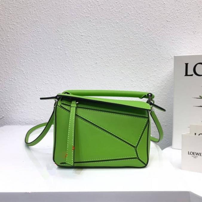 LOEWE Puzzle 緑のミニパズルバッグクラシックカーフスキン LOEWE Green Mini Puzzle Bag in Classic Calfskin