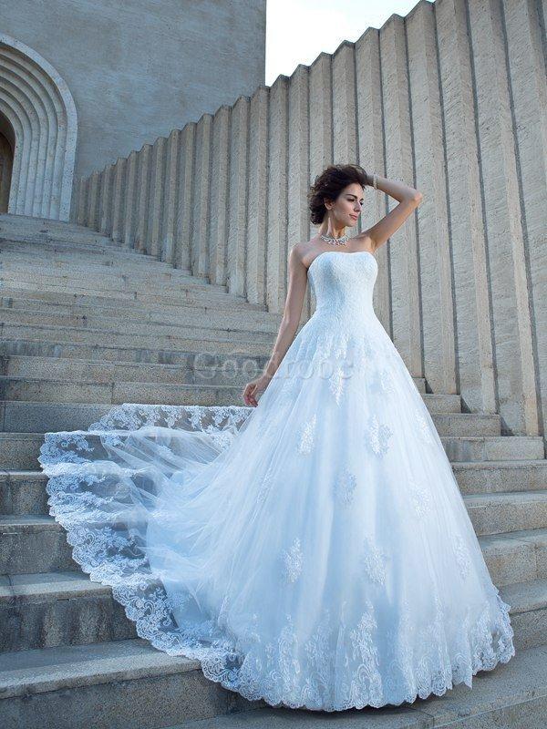 Robe de mariée longue en satin decoration en fleur bandouliere spaghetti