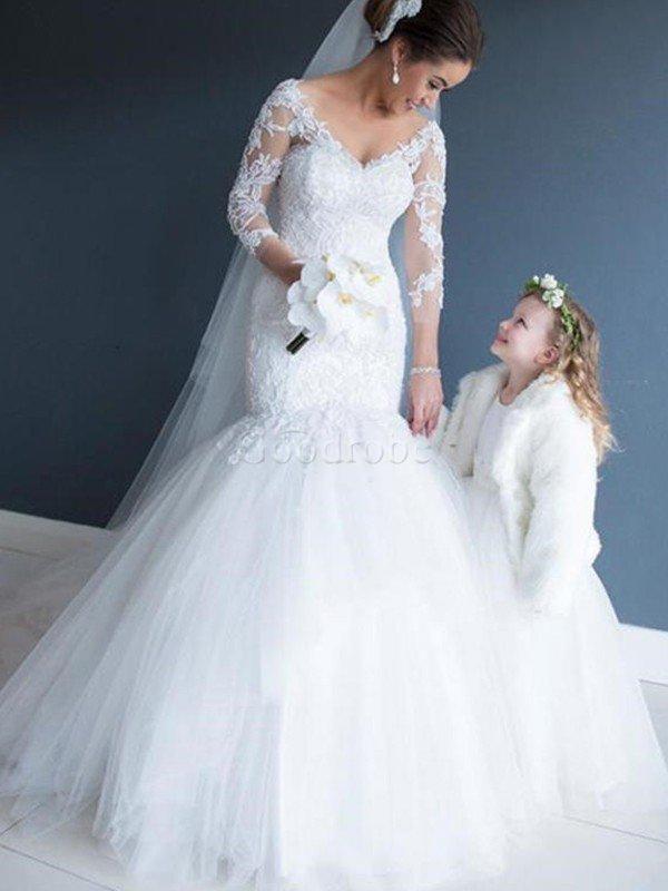 Robe de mariée en tulle onirique d'epaule ecrite avec décoration dentelle naturel