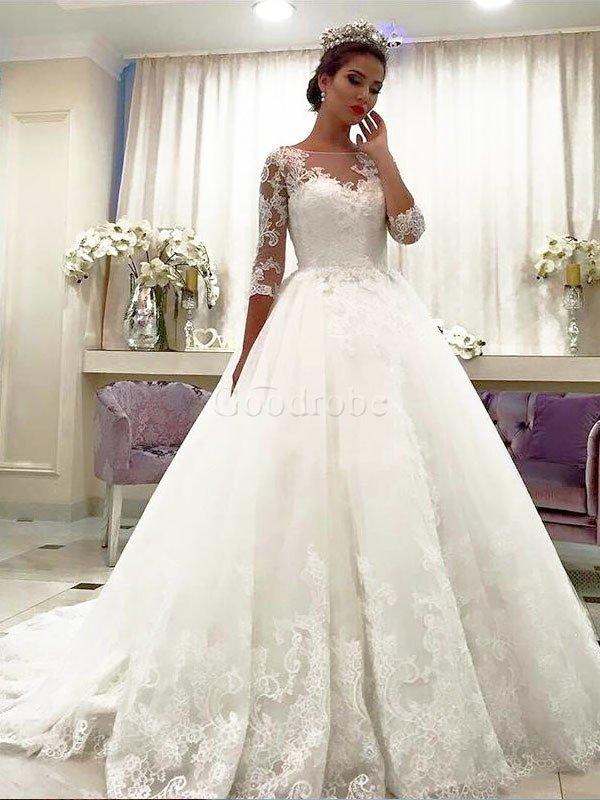 Robe de mariée naturel avec décoration dentelle avec manche /4 en tulle de col bateau